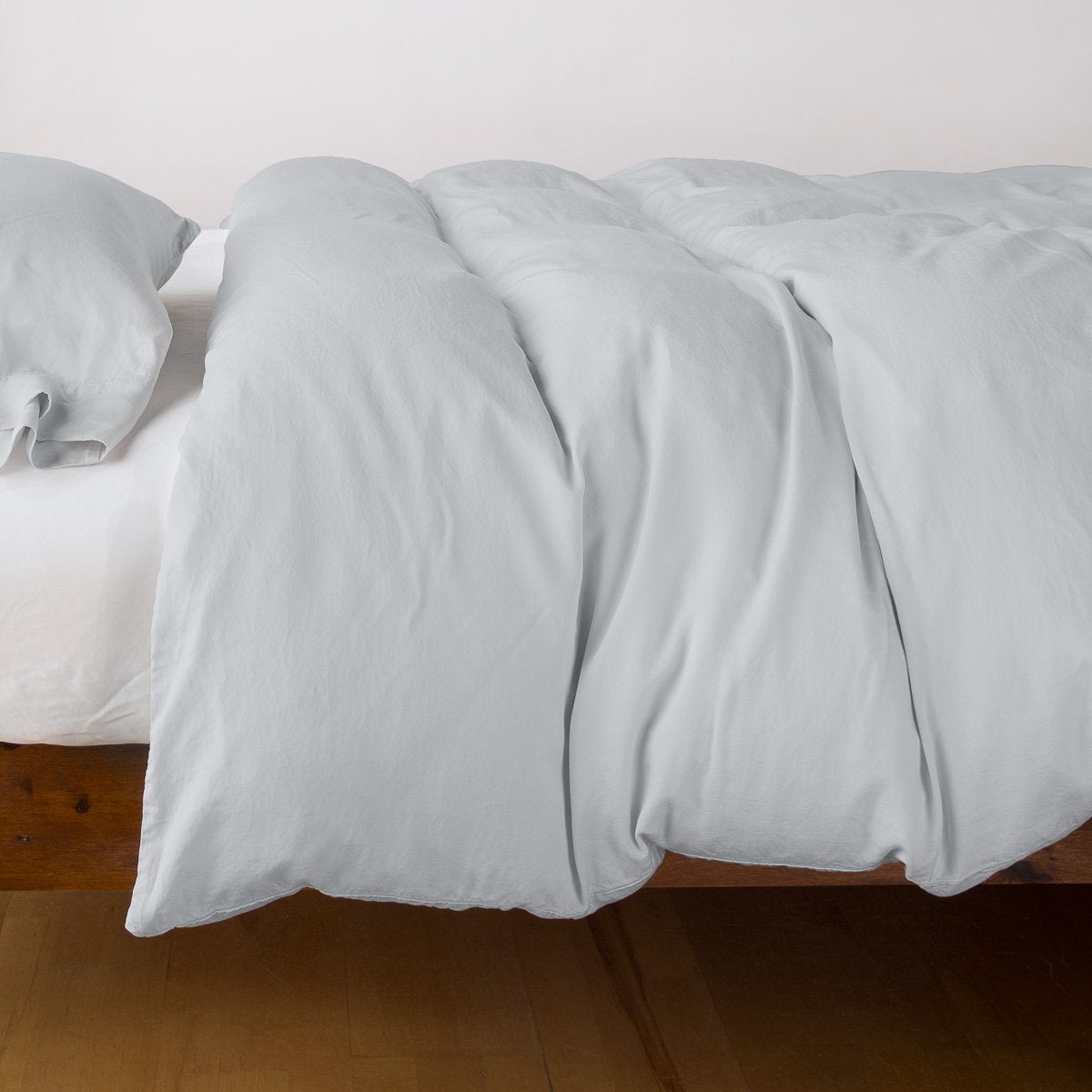 Cloud: duvet cover with matching sleeping pillow and fitted sheet - side view.