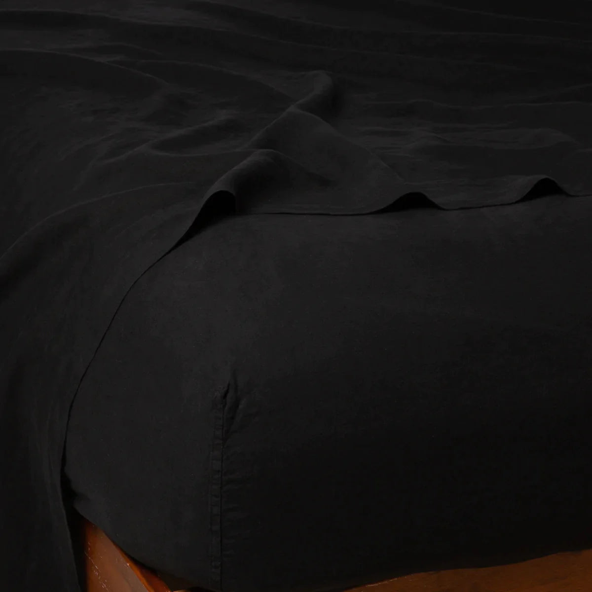 Corvino: close up of fitted sheet with matching rumpled flat sheet - corner view.