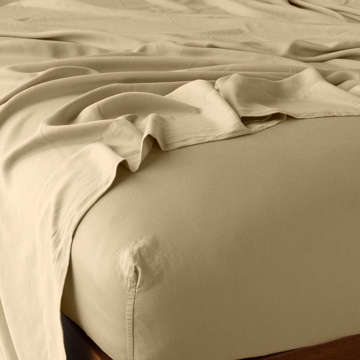 Honeycomb: fitted sheet with matching rumpled flat sheet - top corner view.