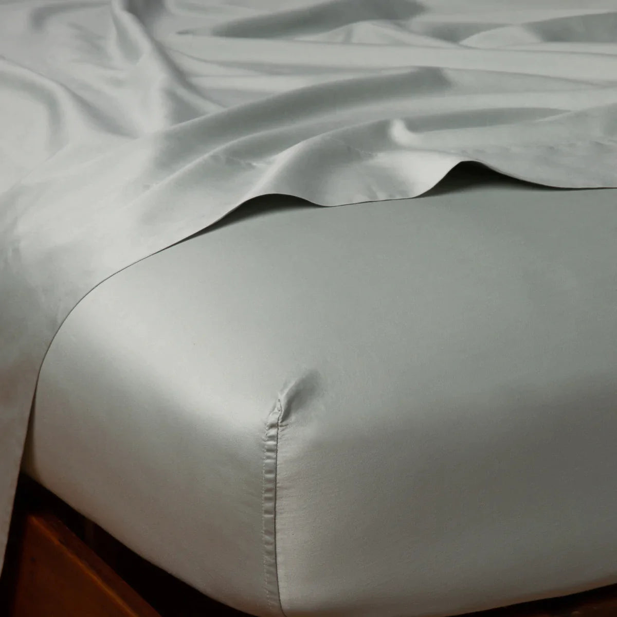 Eucalyptus: Cotton sateen fitted sheet shown from the top corner, highlighting the shine of the fabric.