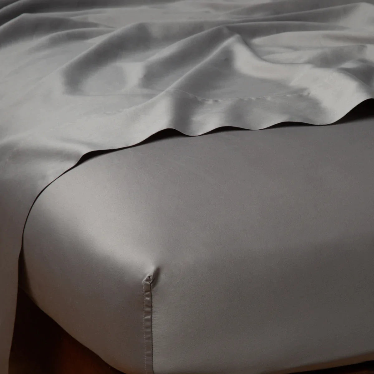 Moonlight: Cotton sateen fitted sheet shown from the top corner, highlighting the shine of the fabric.